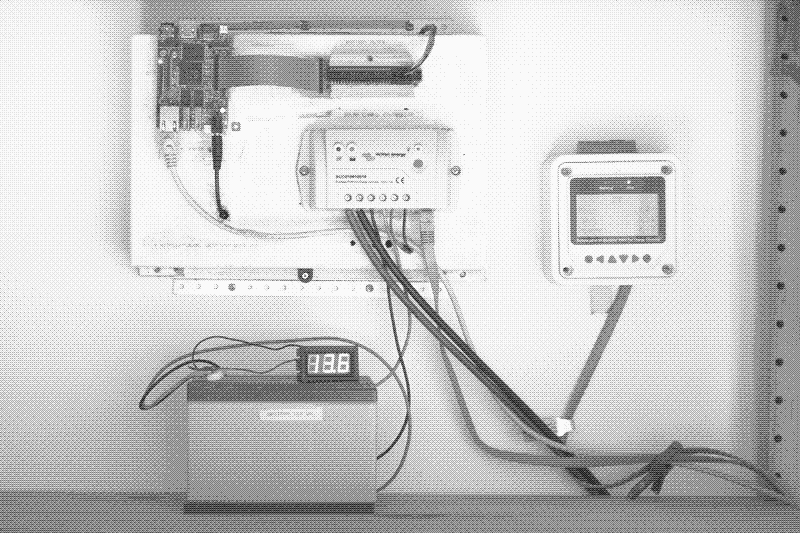 Low Tech Magazine solar power server